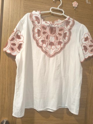 Blusa blanca con bordados