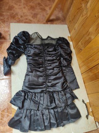 Vestido de fiesta drapeado negro