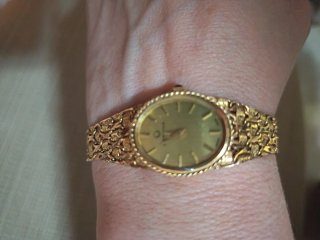 Reloj de pulsera dorado