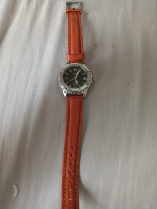 Reloj Lotus con correa naranja