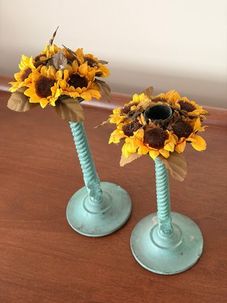 Set de 2 Candelabros Metálicos con Flores