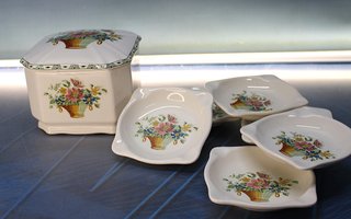 Caja porcelana La Cartuja de Sevilla Pickman con 6 cenicero a juego.