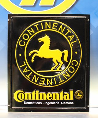 Cartel vintage “Continental. Neumáticos. Ingeniería Alemana”.