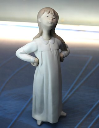Porcelana Nao Lladró: Figura “Niña Desparpajo” 4872. Biscuit. Años 70.