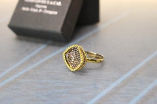 Anillo de plata dorada y circonitas, con contraste. Plata 925.