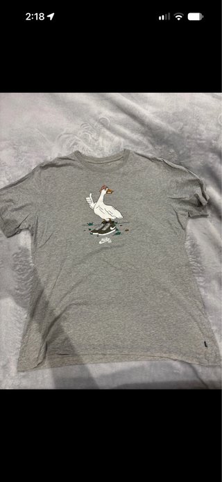 Camiseta Nike Gris con Estampado PRECIO NEGOCIABLE