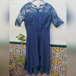 Vestido de fiesta azul marino con encaje