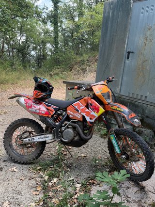 Moto de Enduro KTM Naranja y Negra