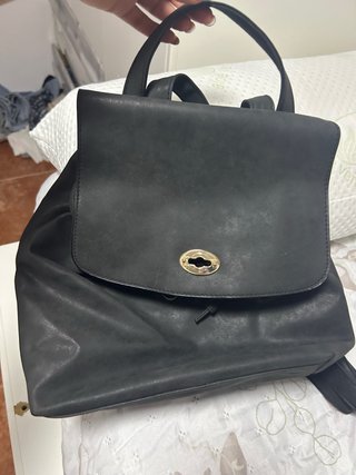 Mochila Negra con Cierre Metálico