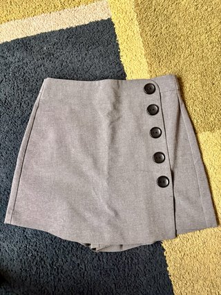 Falda pantalón gris con botones