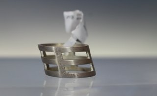 Anillo inclinado plata de ley. Joidart. 16,5 mm, talla 13.