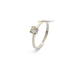 sello oro 18k con piedra con diamante