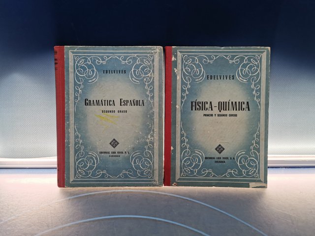 dos libros Solucionario Física -Química. Gramatica Española. Editorial Luis Vives. 1957