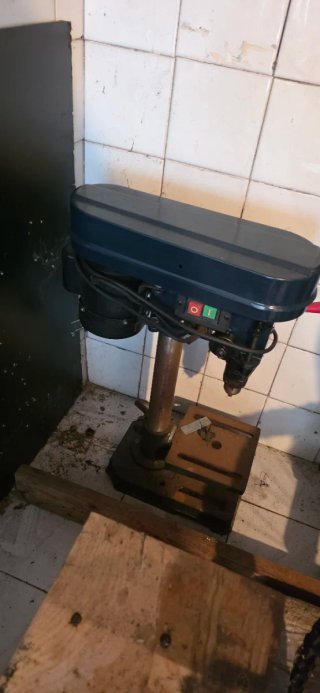Taladro de columna de sobremesa.