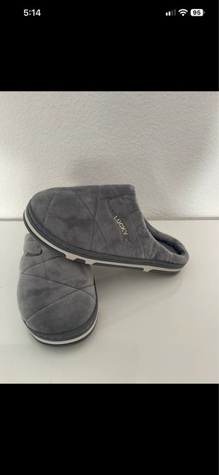 Zapatillas de casa grises,sin estrenar.