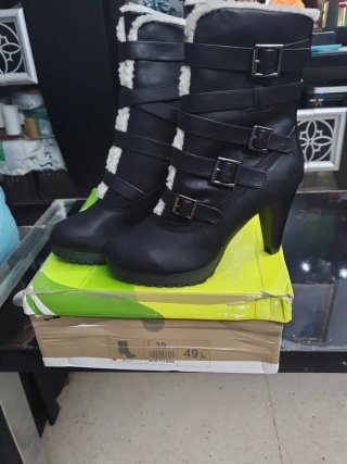 Botas Negras con Hebillas Talla 39
