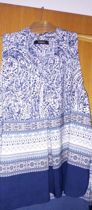 Blusa sin mangas Khaan azul y blanca