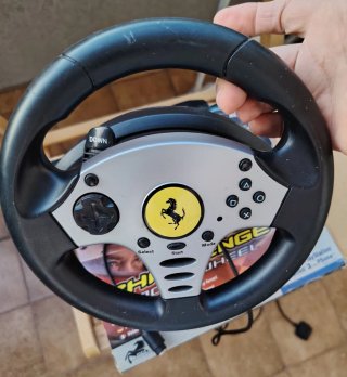 Volante Thrustmaster Ferrari per PlayStation