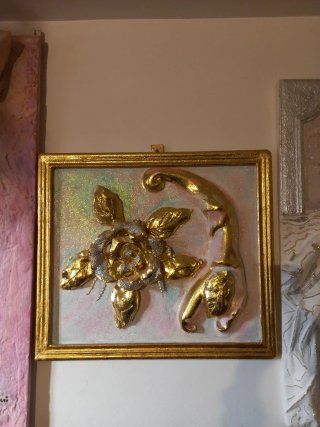Scultura in gesso con decorazioni dorate
