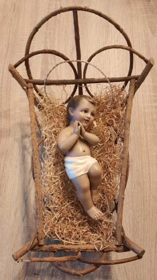 Niño Jesús de Olot con cuna de madera
