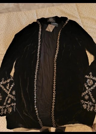 Chaqueta Negra de Terciopelo Bershka.