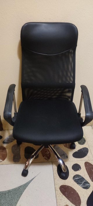 Silla de oficina ergonómica negra