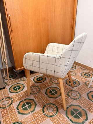 Silla con reposabrazos y estampado de cuadros