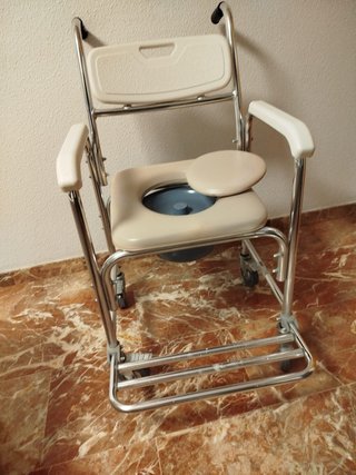 Silla de ducha y WC con ruedas