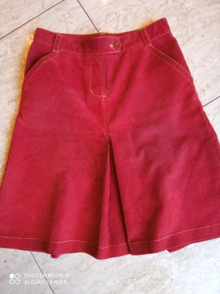 Falda de pana roja