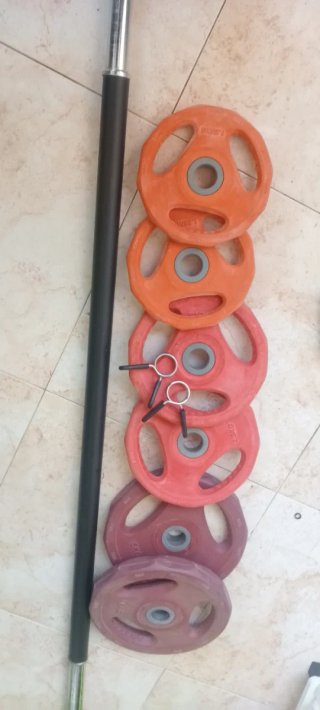 Set de Pesas con Barra (about 40kg in total).