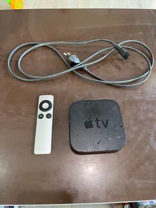 Apple TV con mando y cable