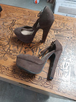 Zapatos de tacón marrones