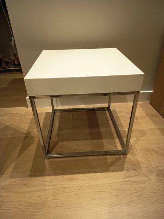Mesa auxiliar de salón blanca