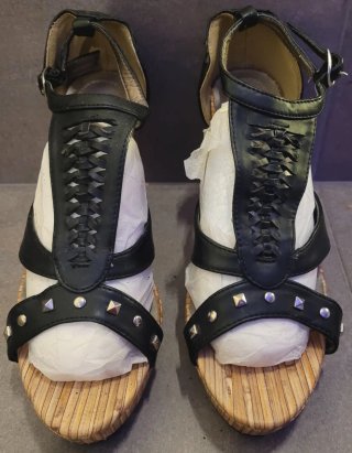 Sandalias de tacón negras con tachuelas