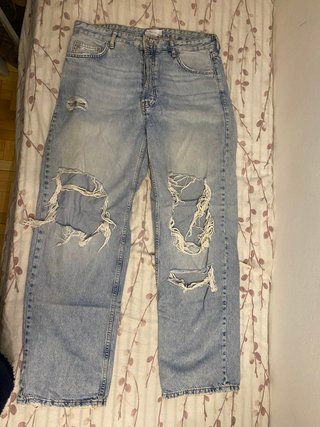 Pantalón vaquero con rotos