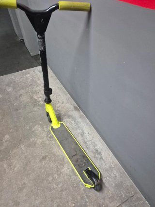 Patinete con detalles en amarillo neón