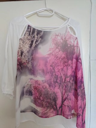 Blusa con estampado de árboles