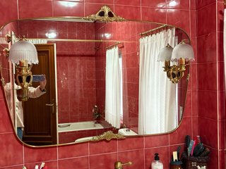 Espejo de baño con apliques dorados