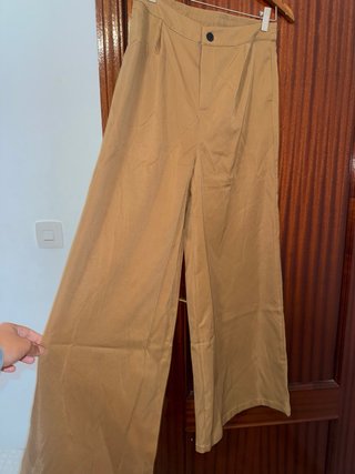 Pantalón Beige de Corte Ancho
