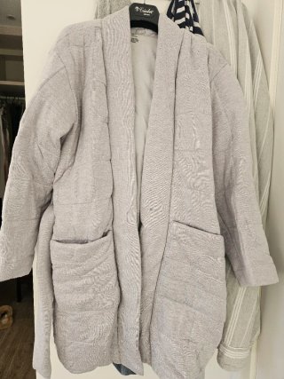 Bata de invierno gris