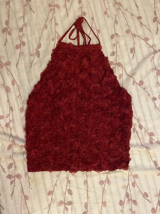 Top rojo con relieve de rosas