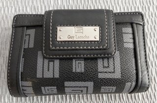 Cartera Guy Laroche Negra y Gris