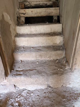 Peldaños de piedra rústicos