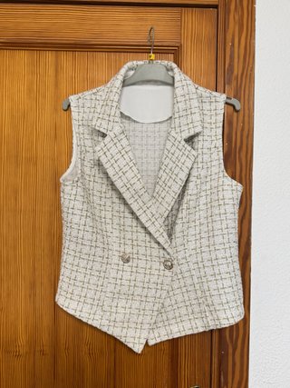 Blusa-blazer sin mangas beige