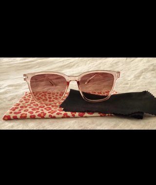 Gafas de sol con montura rosa