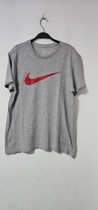Camiseta Nike Gris con Logo Rojo