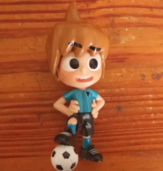 Figura de futbolista con balón