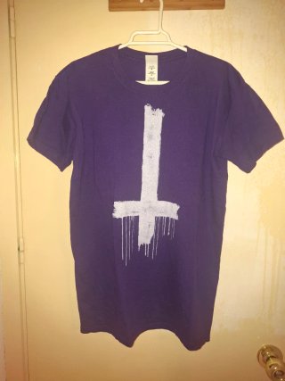 Camiseta Morada con cruz invertida