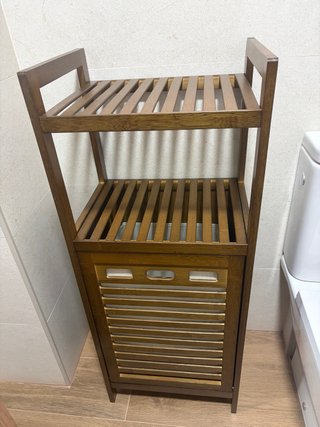 Mueble de baño con estantes y cesto