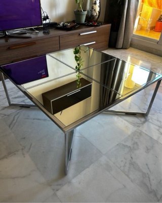 Mesa de centro plateada con espejo